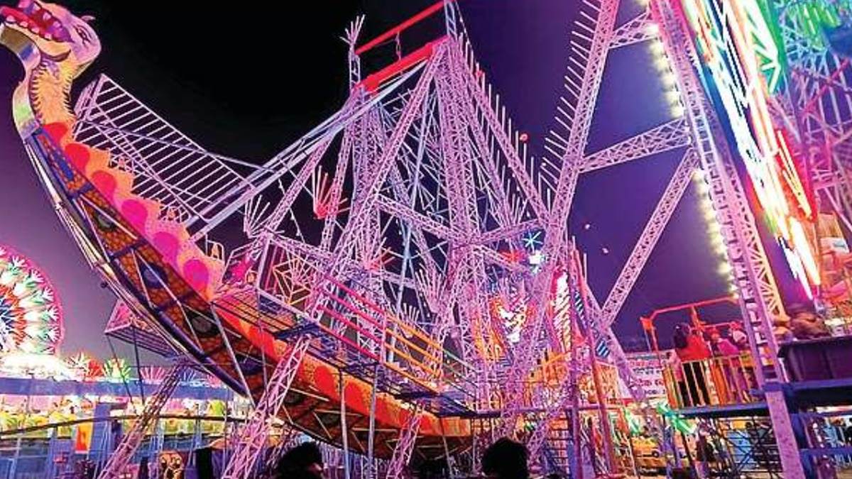 स्टेडियम में चल रहे मेगा ट्रेड फेयर में रविवार को उमड़ी भीड़