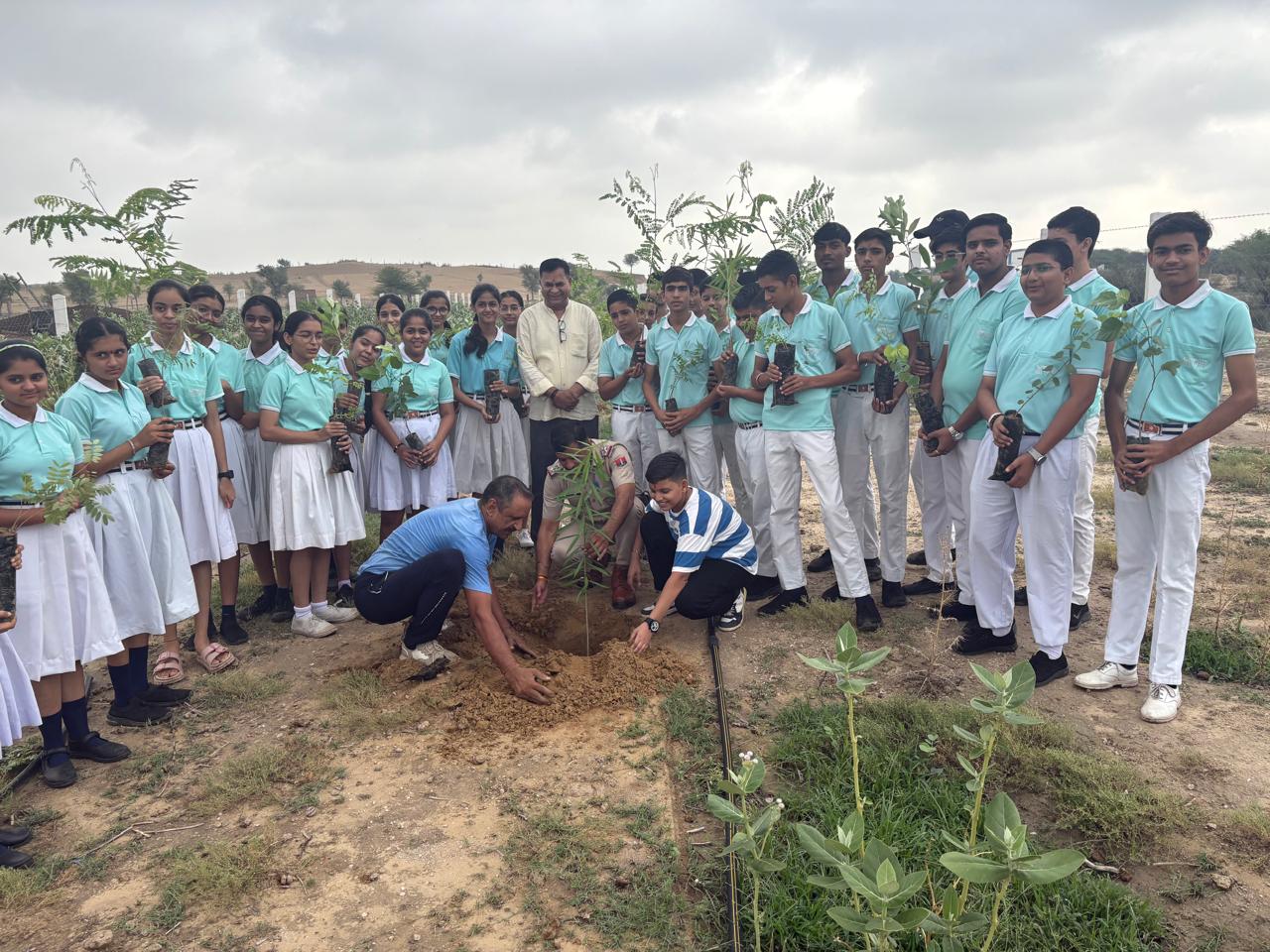 पाण्डरिया तलाई गोशाला में केशव विद्यापीठ विद्यालय के बच्चो ने पौधारोपण किया