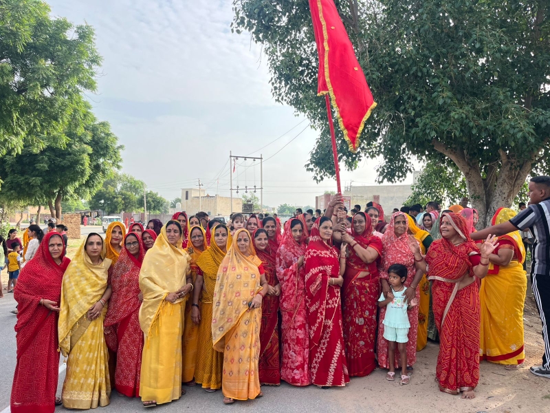 नाचते गाते शीशा भैरू के दर्शनार्थ नापासर के पारीक चौक से रवाना हुआ पदयात्रियों का संघ