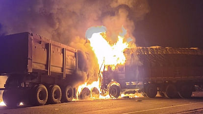 भारतमाला पर ट्रक के पीछे घुसा ट्रक,आग लगने से जिंदा जला ड्राइवर