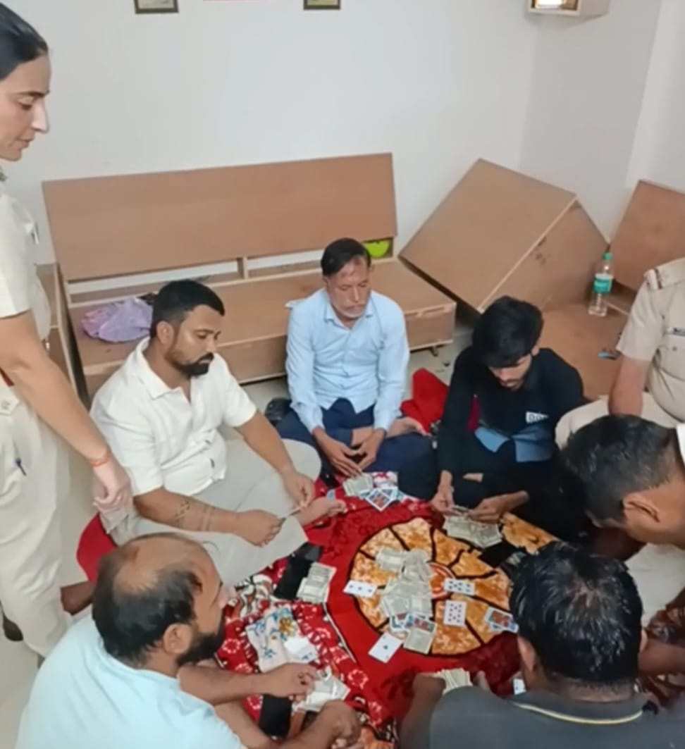 पुलिस की बड़ी कार्रवाई, जुए के अड्डे पर छापा, छह जुआरी गिरफ्तार, अफ़ीम भी बरामद