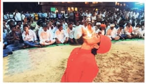 अंगारों पर चले साधु-संत, आग पर किया नृत्य:मुंह में रखे आग के गोले, कतरियासर गांव के गुरु जसनाथजी मंदिर में चोरी का खुलासा नहीं होने पर किया अनूठा विरोध