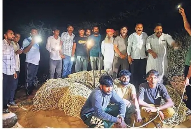 ऊंटगाड़ा चालक की सूझबूझ और एडवोकेट गणेश दान बीठू की सतर्कता से नापासर-गुसाईंसर सड़क पर ग्रामीणों ने वन्य जीवों का शिकार करने वाले तीन शिकारियों को पकड़ा,जाल-हथियार बरामद
