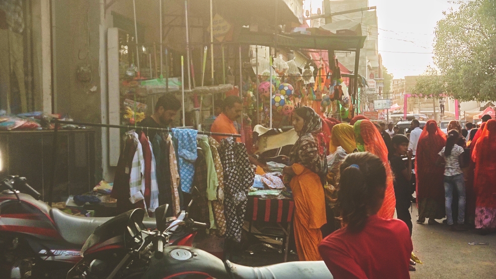 नापासर में हर्षोल्लास के साथ मनाया जा रहा है दीपोत्सव,कल मनाई आज भी मनाई जाएगी,बाजार रहे गुलजार, खरीददारी करने उमड़ी भीड़,थाना क्षेत्र में रही शांति