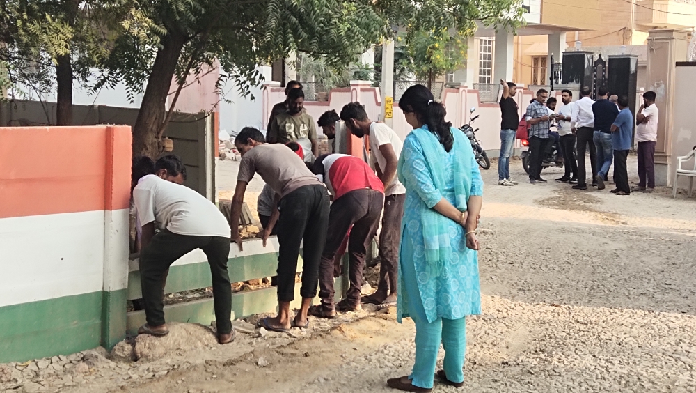 पुलिस थाने से राजकीय अस्पताल तक बन रही है सड़क,करनाणी गेस्ट हाउस के पास थाने की दीवार का गोलाई में बाधा बन रहा कोना हटवाया,थाना स्टाफ ने जताई आपत्ति,ईओ ने कहा विभाग के उच्चाधिकारियों को करवा दिया है अवगत