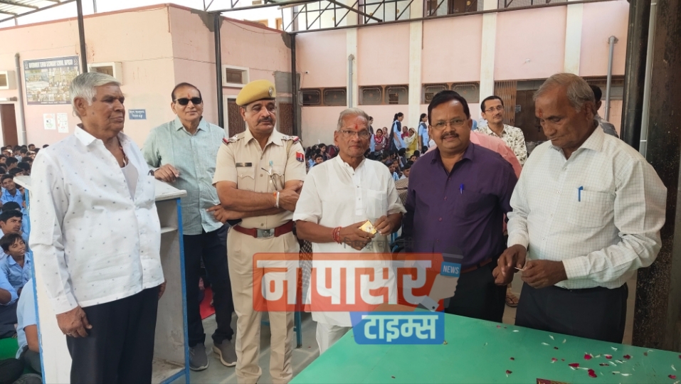 राजकीय आदर्श उच्च माध्यमिक छात्र विद्यालय में सरस्वती माता की विशाल तस्वीर का लोकार्पण किया,भामाशाह बंग परिवार का विद्यालय विकास में किये गए सहयोग पर सम्मान किया