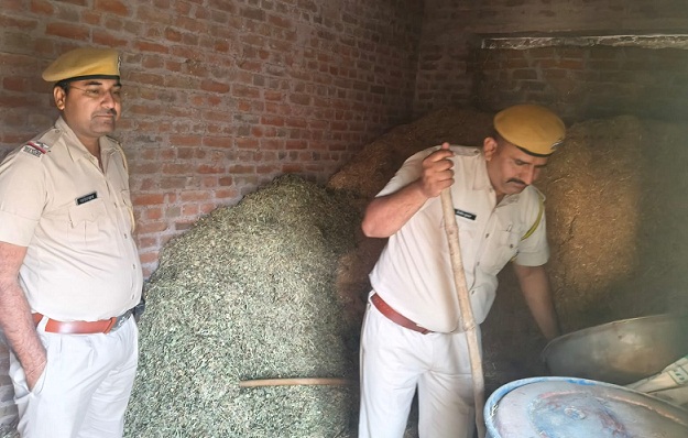 पुलिस की दर्जनों घरों में दबिश एमडी नशा व हजारों रूपये बरामद