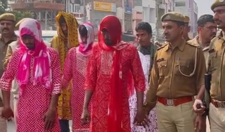 अपराधियों का हौसला तोड़ने के लिए पुलिस ने सरेराह लेडीज ड्रेस पहनाकर निकाली परेड