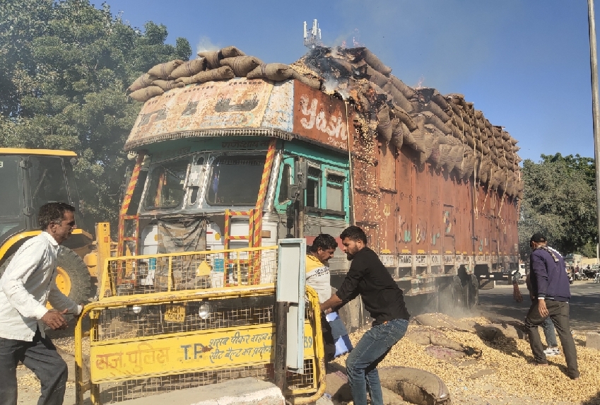 नापासर रेलवे फाटक के पास मुंगफलियों से भरे ट्रक में लगी आग एक बार फिर कस्बे की नगर पालिका में दमकल का नहीं होना बना मुसीबत,प्रशासन व जनप्रतिनिधियों की बेपरवाही