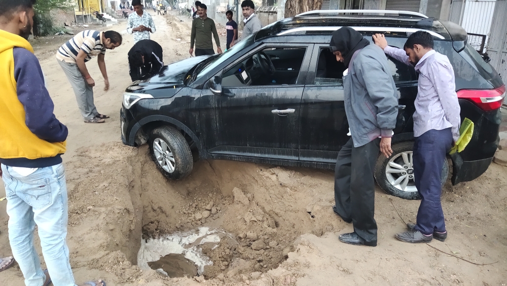 नापासर में स्टेशन रोड पर सीवरेज कार्य में लापरवाही,धंस रही है गाड़िया,मिट्टी का सही भराव नही होने और कार्य पूर्ण नही होने के बावजूद रास्ता खोलना बना मुसीबत