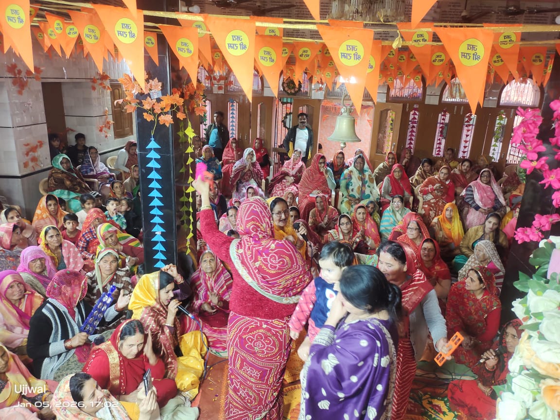 हरि कीर्तन में गोपाल जी मंदिर में लगाया छप्पन भोग