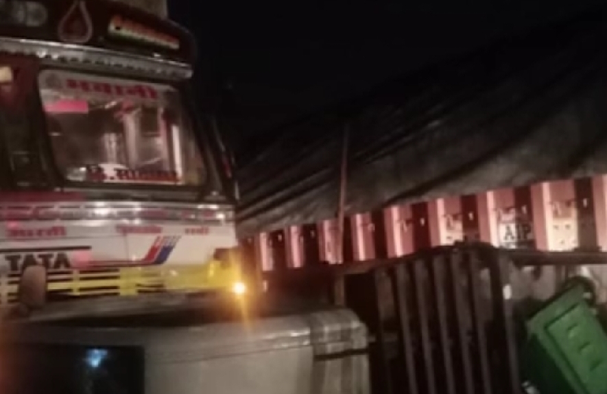 नापासर थाना क्षेत्र में भारतमाला सड़क पर नोरंगदेसर के पास में ट्रेलर ने सड़क किनारे सहायता के लिए खड़े ट्रक को मारी टक्कर,ट्रक घुसा केम्पर व टेक्सी में,4 की मौत,चार घायल